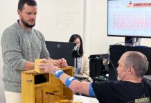 Universidad de Washington evalúa una nueva vía para la recuperación tras un derrame cerebral Matt Kidd, paciente de un estudio clínico de UW Medicine, realiza ejercicios de rehabilitación de la mano tras recibir un implante cerebral para recuperación motora después de un derrame cerebral. Material propiedad de UW Medicine.