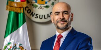 Víctor Hugo López: el nuevo Cónsul General de México en Seattle y la visión que trae al PNW Víctor Hugo López, Cónsul de México en Seattle, de pie en la sede consular con la bandera de México al fondo.