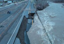 La carretera US 2 reabrirá parcialmente el lunes mientras continúan las reparaciones Una fotografía de los daños a lo largo de la carretera US 2. (Foto cortesía del Departamento de Transporte del Estado de Washington