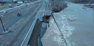 La carretera US 2 reabrirá parcialmente el lunes mientras continúan las reparaciones Una fotografía de los daños a lo largo de la carretera US 2. (Foto cortesía del Departamento de Transporte del Estado de Washington