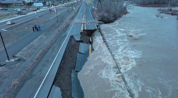 La carretera US 2 reabrirá parcialmente el lunes mientras continúan las reparaciones Una fotografía de los daños a lo largo de la carretera US 2. (Foto cortesía del Departamento de Transporte del Estado de Washington
