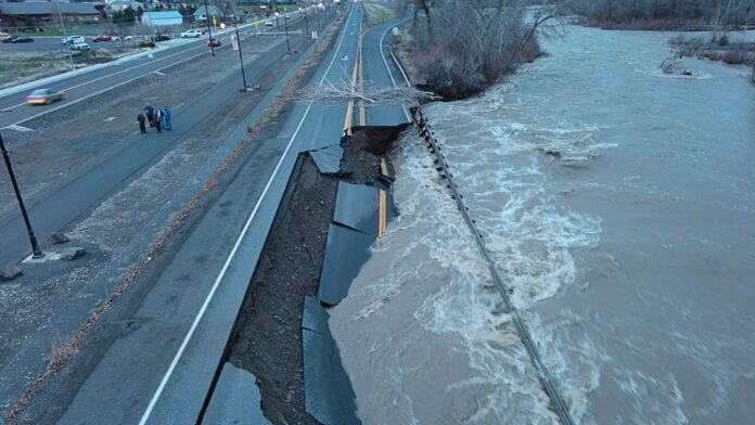 Una fotografía de los daños a lo largo de la carretera US 2. (Foto cortesía del Departamento de Transporte del Estado de Washington