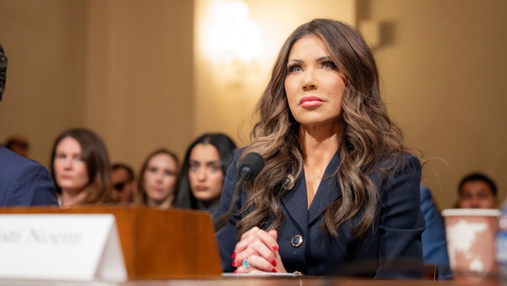 La secretaria del **Department of Homeland Security (DHS)**, **Kristi Noem**, testifica ante un comité de la **Cámara de Representantes** durante la audiencia de seguridad nacional titulada *“Worldwide Threats to the Homeland”*, realizada en el **Cannon House Office Building**, en **Capitol Hill**, **Washington, D.C.**, el **11 de diciembre de 2025**.
*(Foto del DHS por Mikaela McGee / cortesía del DHS)*
