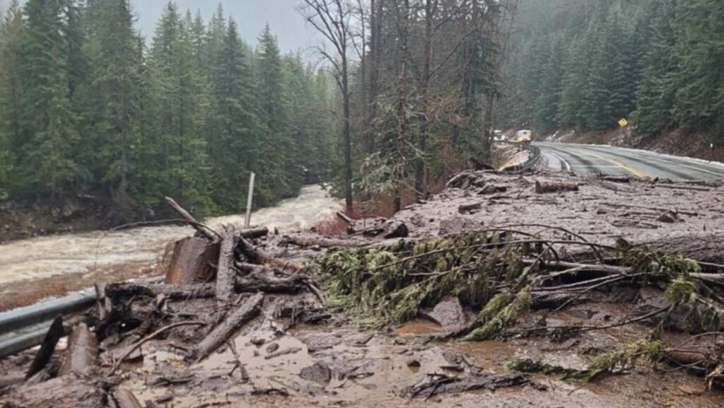 Deslaves a lo largo de la carretera US 2. (Foto cortesía del Departamento de Transporte del Estado de Washington
