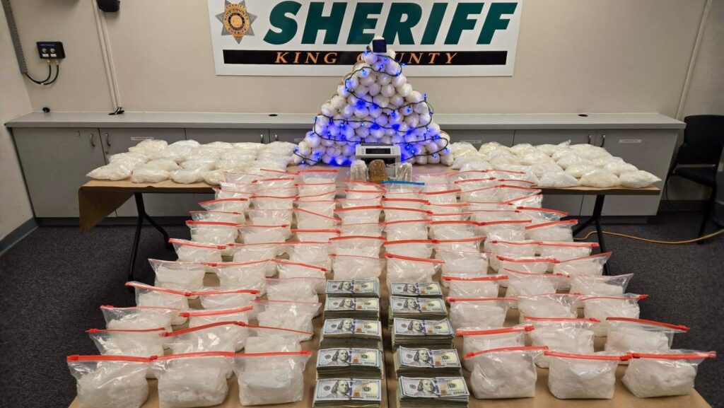 aquetes de drogas y dinero en efectivo exhibidos por el King County Sheriff’s Office tras un operativo antidrogas en Lynnwood, WA.