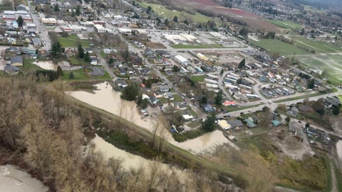 Fotto aerea de zonas afectadas por inundaciones en el condado Skagit del estado de Washington