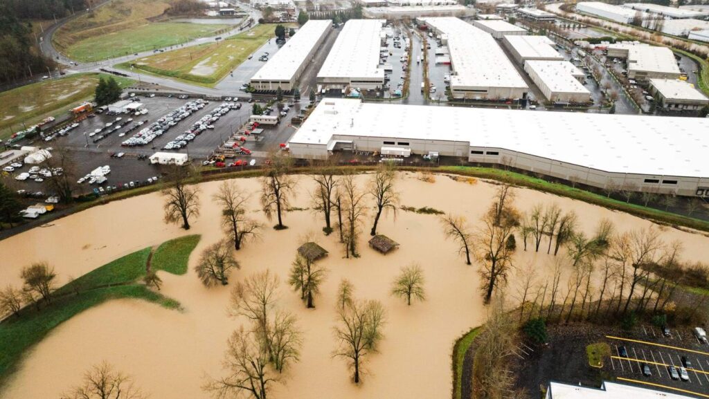 Foto: Aérea del las inundaciones que siguen afectando varios puntos clave en la ciudad de Kent - Cortesía del ayuntamiento de Kent 