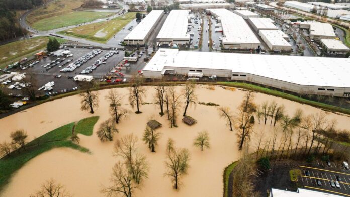 Foto: Aérea del las inundaciones que siguen afectando varios puntos clave en la ciudad de Kent - Cortesía del ayuntamiento de Kent