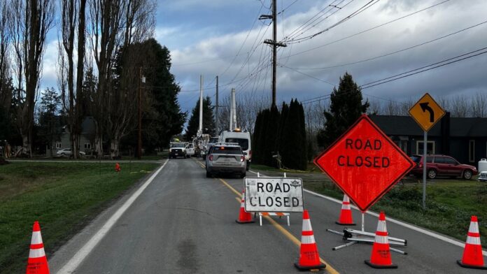 Cuadrillas de Snohomish County PUD trabajan en la restauración del servicio eléctrico en una carretera cerrada del condado, tras la caída de cables y daños provocados por fuertes vientos, el 17 de diciembre de 2025.