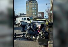 Persecución de ICE termina en choque múltiple en Yakima. Hay un detenido Choque de varios vehículos en una intersección de Yakima tras una persecución, con unidades de emergencia en el lugar.