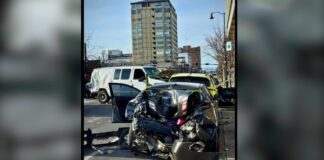 Persecución de ICE termina en choque múltiple en Yakima. Hay un detenido Choque de varios vehículos en una intersección de Yakima tras una persecución, con unidades de emergencia en el lugar.