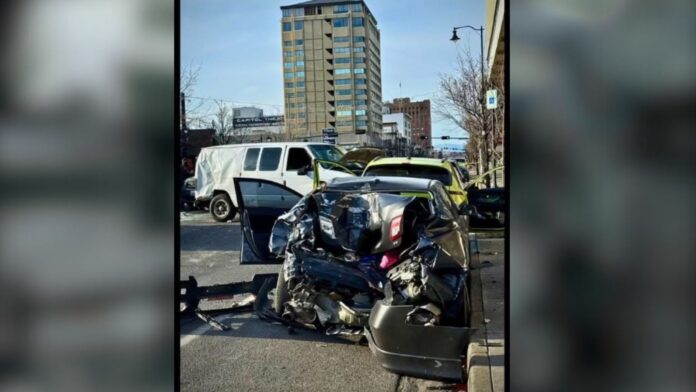Choque de varios vehículos en una intersección de Yakima tras una persecución, con unidades de emergencia en el lugar.
