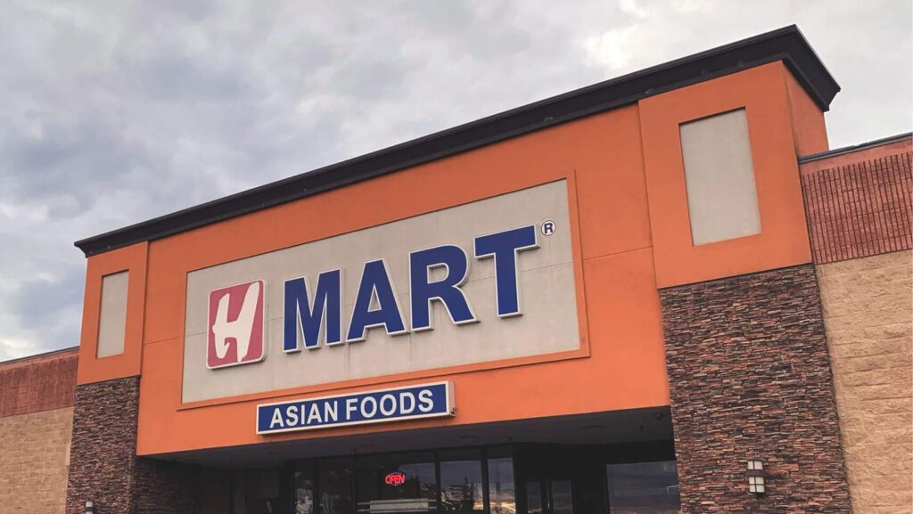 Fachada del centro comercial H Mart en Lynnwood, WA, donde se vendió un boleto ganador de Powerball de $50,000.