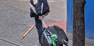 Declaran apto para juicio a acusado de agresión brutal contra una anciana en Seattle Sospechoso con un arma improvisada: palo de madera con un tornillo de metal (RTCC) vía policía de Seattle