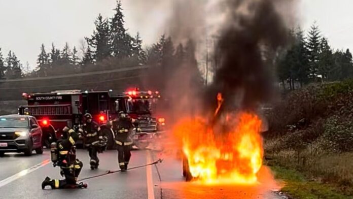 Captura de pantalla de video compartido por South County Fire en Facebook el 26 de diciembre 2025 de un vehículo que se incendió en la interestatal 5