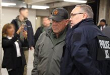 Zar fronterizo: “Si los migrantes baleados hubiesen obedecido, hoy estarían vivos” El zar fronterizo Tom Homan (centro izquierda) y el agente especial a cargo de ICE Chicago Sean Fitzgerald (derecha)