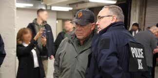 El zar fronterizo Tom Homan (centro izquierda) y el agente especial a cargo de ICE Chicago Sean Fitzgerald (derecha)