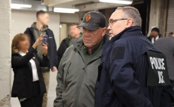 Zar fronterizo: “Si los migrantes baleados hubiesen obedecido, hoy estarían vivos” El zar fronterizo Tom Homan (centro izquierda) y el agente especial a cargo de ICE Chicago Sean Fitzgerald (derecha)