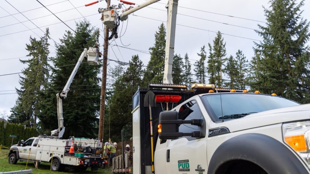 Trabajadores de Snohomish County PUD utilizan camiones canasta para reparar líneas eléctricas y postes afectados por fuertes vientos en el condado Snohomish - Foto cortesía de PUD.