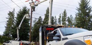 Avanza la restauración del servicio eléctrico en Snohomish tras fuertes vientos Trabajadores de Snohomish County PUD utilizan camiones canasta para reparar líneas eléctricas y postes afectados por fuertes vientos en el condado Snohomish - Foto cortesía de PUD.