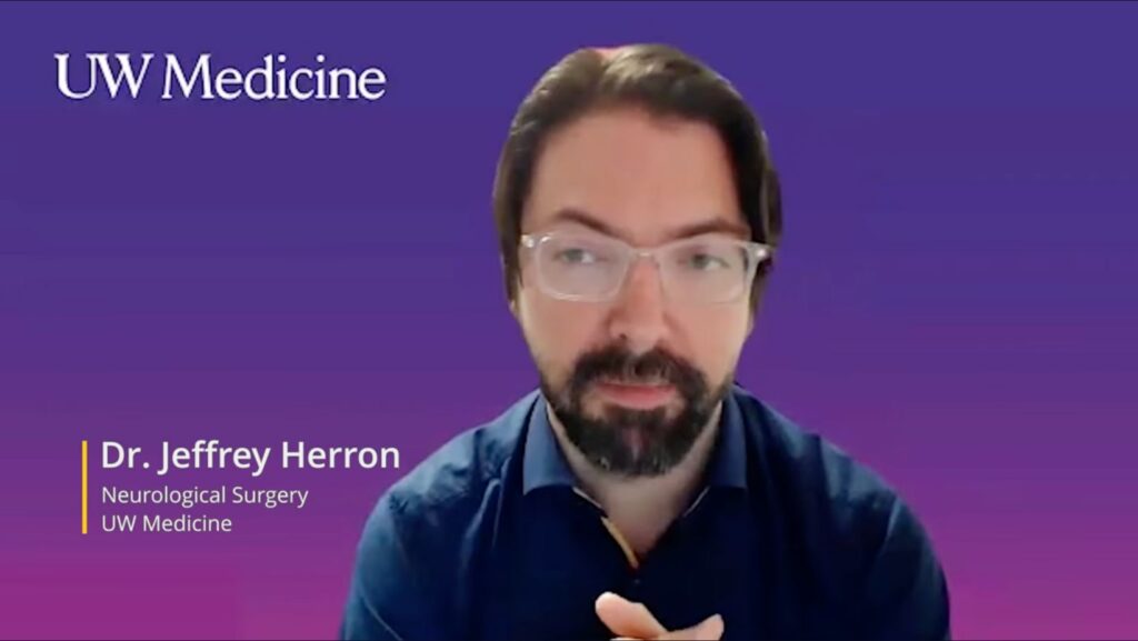 Dr. Jeffrey A. Herron, profesor asociado de Cirugía Neurológica en UW Medicine, explica un estudio clínico sobre estimulación cerebral para recuperación motora tras un derrame cerebral. Material propiedad de UW Medicine