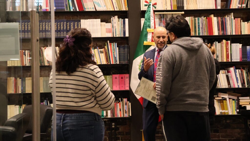 Víctor Hugo López, Cónsul de México en Seattle, dialoga con personas mexicanas y mexicoamericanas que acuden al consulado para realizar trámites consulares.
