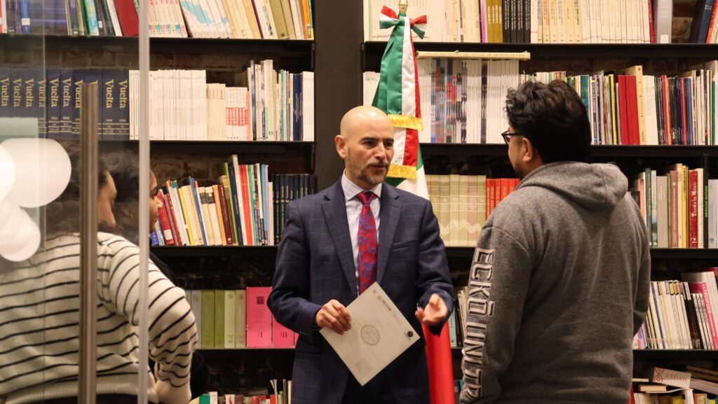 Víctor Hugo López, Cónsul de México en Seattle, dialoga con personas mexicanas que acuden al consulado para realizar trámites consulares. Foto Latino Herald