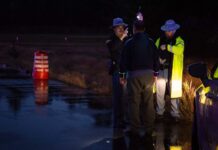 WA aumenta patrullajes por DUI antes del feriado del Día del Trabajo Oficiales realizan una prueba de sobriedad en carretera a un conductor, utilizando una linterna como parte del examen