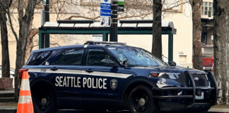 Seattle: Narcóticos y dinero incautados tras arresto de un sujeto presuntamente drogado Patrulla policial de Seattle y agente de policía dirigiendo el tráfico en Seattle©️ Latino Herald