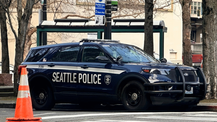 Patrulla policial de Seattle y agente de policía dirigiendo el tráfico en Seattle©️ Latino Herald Patrulla policial de Seattle y agente de policía dirigiendo el tráfico en Seattle©️ Latino Herald