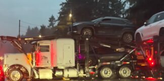 Chofer sin licencia comercial arrestado tras aparatoso accidente en la I-5 en Lacey Foto: Estado del camión transportador de automóviles luego del accidente - Cortesía del WSDOT