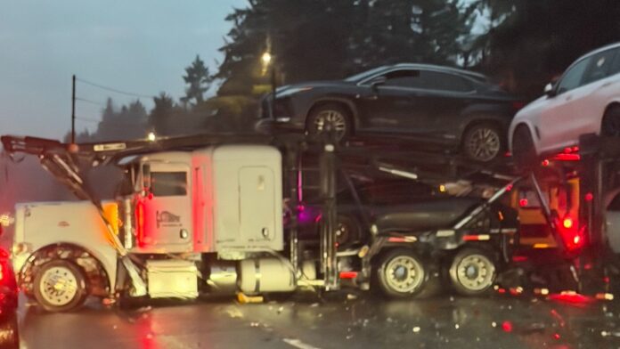 Foto: Estado del camión transportador de automóviles luego del accidente - Cortesía del WSDOT Foto: Estado del camión transportador de automóviles luego del accidente - Cortesía del WSDOT