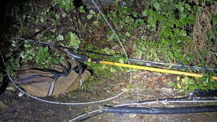 Foto: Herramienta para cortar cables, junto un cable cortado - Cortesía de la oficina del sheriff del condado de Kitsap