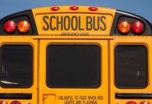 WA: Autobús escolar con equipo de lucha libre sufre accidente mortal