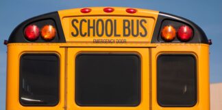 WA: Autobús escolar con equipo de lucha libre sufre accidente mortal