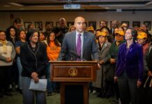 Fiscal General y legisladores de WA buscan proteger a trabajadores de redadas de ICE Foto: Nick Brown, durante de una conferencia de prensa para discutir la Ley de Protección de Trabajadores Inmigrantes en Olympia el viernes 5 de diciembre de 2025 - Cortesía de La oficina del fiscal general del estado de Washington