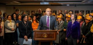 Fiscal General y legisladores de WA buscan proteger a trabajadores de redadas de ICE Foto: Nick Brown, durante de una conferencia de prensa para discutir la Ley de Protección de Trabajadores Inmigrantes en Olympia el viernes 5 de diciembre de 2025 - Cortesía de La oficina del fiscal general del estado de Washington