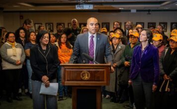 Fiscal General y legisladores de WA buscan proteger a trabajadores de redadas de ICE Foto: Nick Brown, durante de una conferencia de prensa para discutir la Ley de Protección de Trabajadores Inmigrantes en Olympia el viernes 5 de diciembre de 2025 - Cortesía de La oficina del fiscal general del estado de Washington