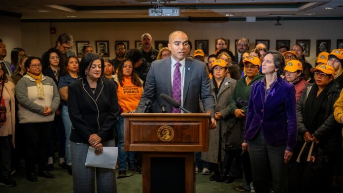Foto: Nick Brown, durante de una conferencia de prensa para discutir la Ley de Protección de Trabajadores Inmigrantes en Olympia el viernes 5 de diciembre de 2025 - Cortesía de La oficina del fiscal general del estado de Washington