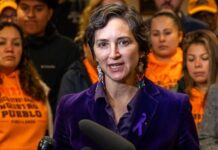 Giro decisivo en WA: cambios legislativos y el adiós de Rebecca Saldaña al Senado Foto: Senadora Rebecca Saldaña, durante una conferencia de prensa para discutir la Ley de Protección de Trabajadores Inmigrantes en Olympia el viernes 5 de diciembre de 2025 - Cortesía de La oficina del fiscal general del estado de Washington