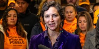 Rebecca Saldaña dejará el senado de WA y va por un puesto en el Concejo de King Foto: Senadora Rebecca Saldaña, durante una conferencia de prensa para discutir la Ley de Protección de Trabajadores Inmigrantes en Olympia el viernes 5 de diciembre de 2025 - Cortesía de La oficina del fiscal general del estado de Washington