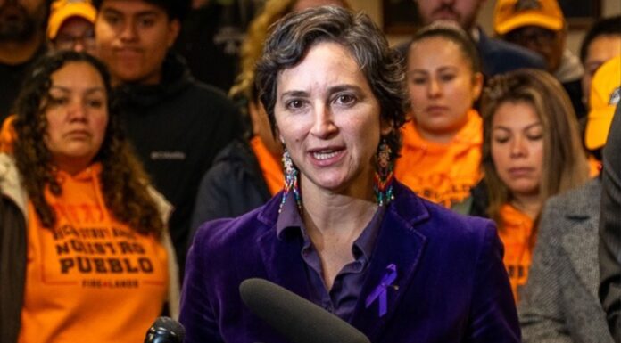 Giro decisivo en WA: cambios legislativos y el adiós de Rebecca Saldaña al Senado Foto: Senadora Rebecca Saldaña, durante una conferencia de prensa para discutir la Ley de Protección de Trabajadores Inmigrantes en Olympia el viernes 5 de diciembre de 2025 - Cortesía de La oficina del fiscal general del estado de Washington