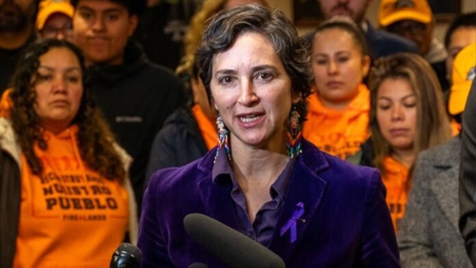 Foto: Senadora Rebecca Saldaña, durante una conferencia de prensa para discutir la Ley de Protección de Trabajadores Inmigrantes en Olympia el viernes 5 de diciembre de 2025 - Cortesía de La oficina del fiscal general del estado de Washington