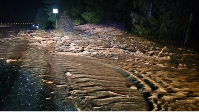 Foto: I-90 afectada por un deslizamiento de tierra causado por las lluvias en el estado de Washington - Cortesía del WSDOT