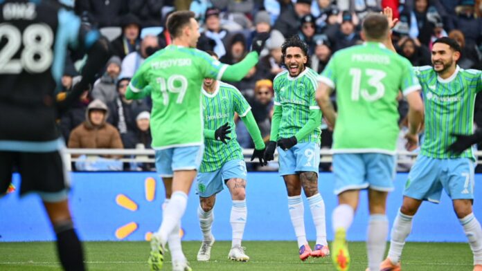 Foto: Miembros de Sounders FC celebrado un gol ante el Minnesota United FC - Cortesía de Jane Gershovich / Sounders FC Communications.