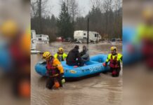 Equipos de salvamento confirman rescate de 80 personas en el condado Pierce Foto: Momento en el que los equipos de rescate del condado Pierce extraen a dos personas de una zona inundada - Cortesía de la oficina del sheriff del condado Pierce