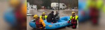 Foto: Momento en el que los equipos de rescate del condado Pierce extraen a dos personas de una zona inundada - Cortesía de la oficina del sheriff del condado Pierce