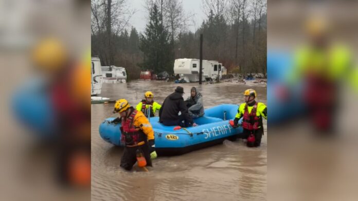 Foto: Momento en el que los equipos de rescate del condado Pierce extraen a dos personas de una zona inundada - Cortesía de la oficina del sheriff del condado Pierce