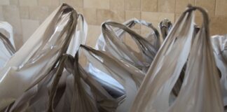 Estudio: El impuesto por bolsas no reduce el plástico y podría estar generando más residuos