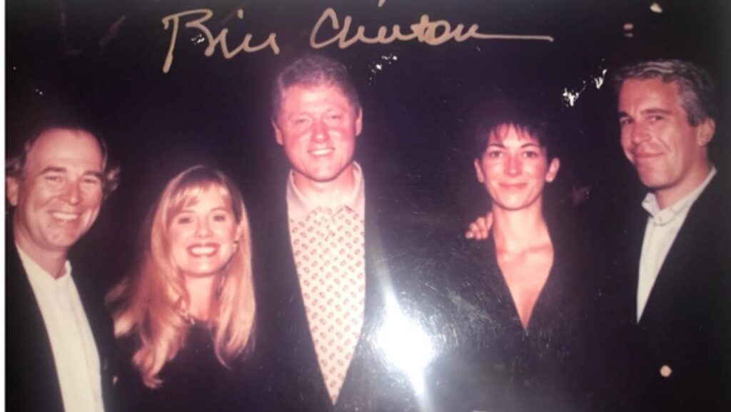 Foto: Fotografía sin fecha del patrimonio de Jeffrey Epstein: Bill Clinton (centro), Ghislane Maxwell (centro derecha) y Epstein (extremo derecho), con dos personas no identificadas. Publicada el 12 de diciembre de 2025 por el Comité de Supervisión de la Cámara de Representantes como parte de los archivos de Jeffrey Epstein.   - Cortesía de los Demócratas del Comité de Supervisión de la Cámara de Representantes 